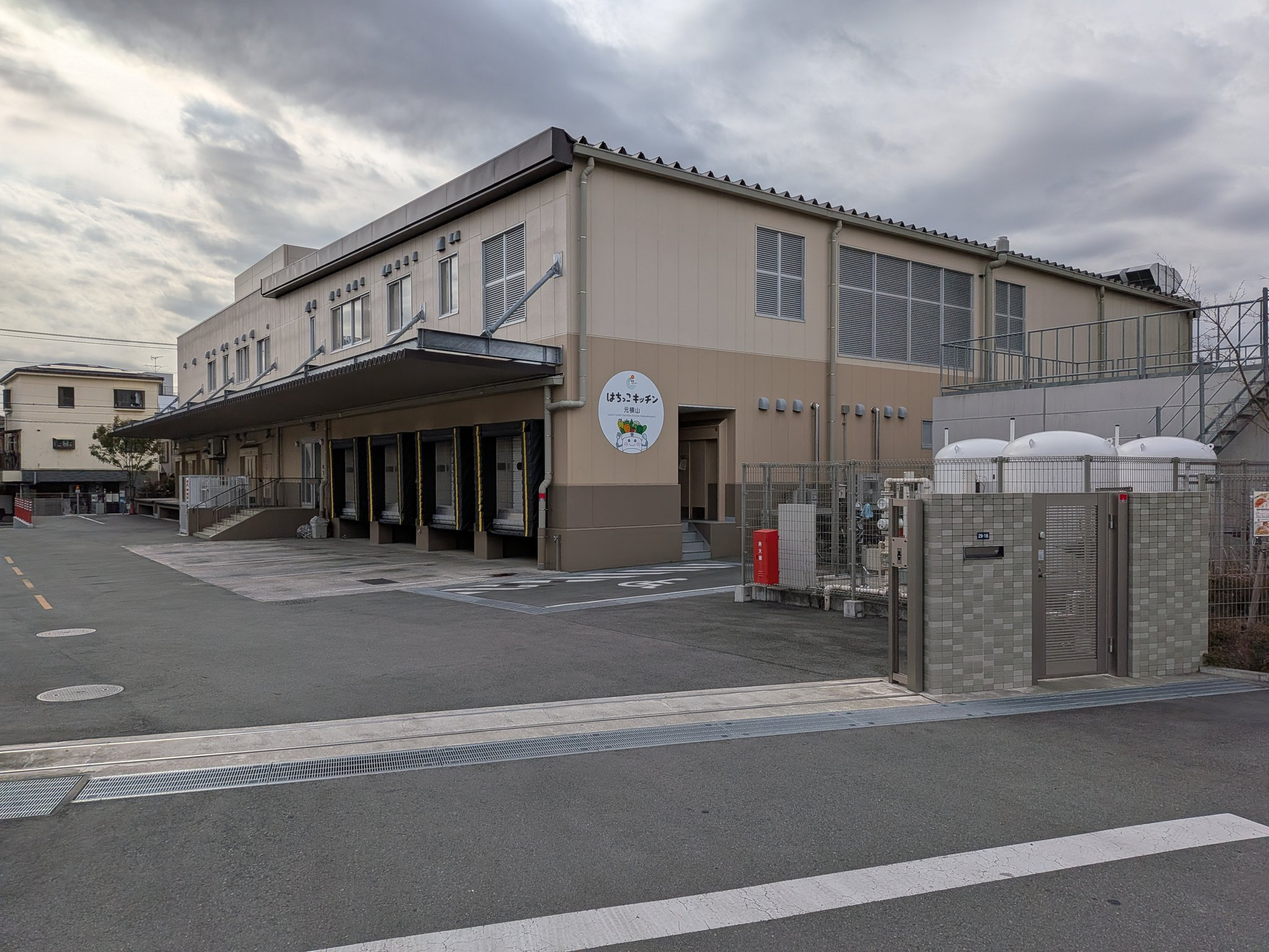 不登校支援に取り組む八王子市の給食センターを視察しました。